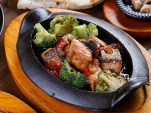 Asiatisches Rezept: Lachswürfel mit Brokkoli und Ofenpommes