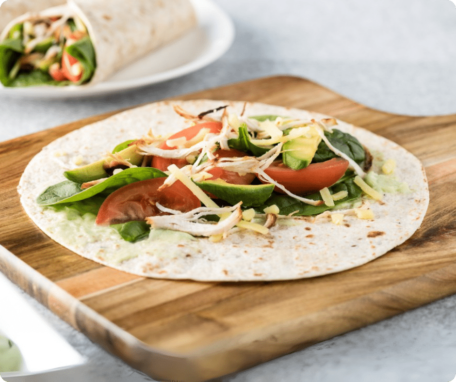 Wrap mit Huhn, Avocado, Gurke und Paprika