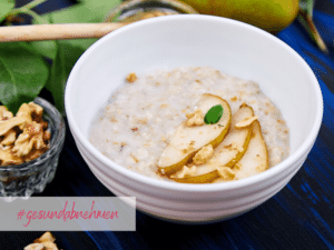 Gesund frühstücken mit veganem Porridge und Birne - zum Abnehmen