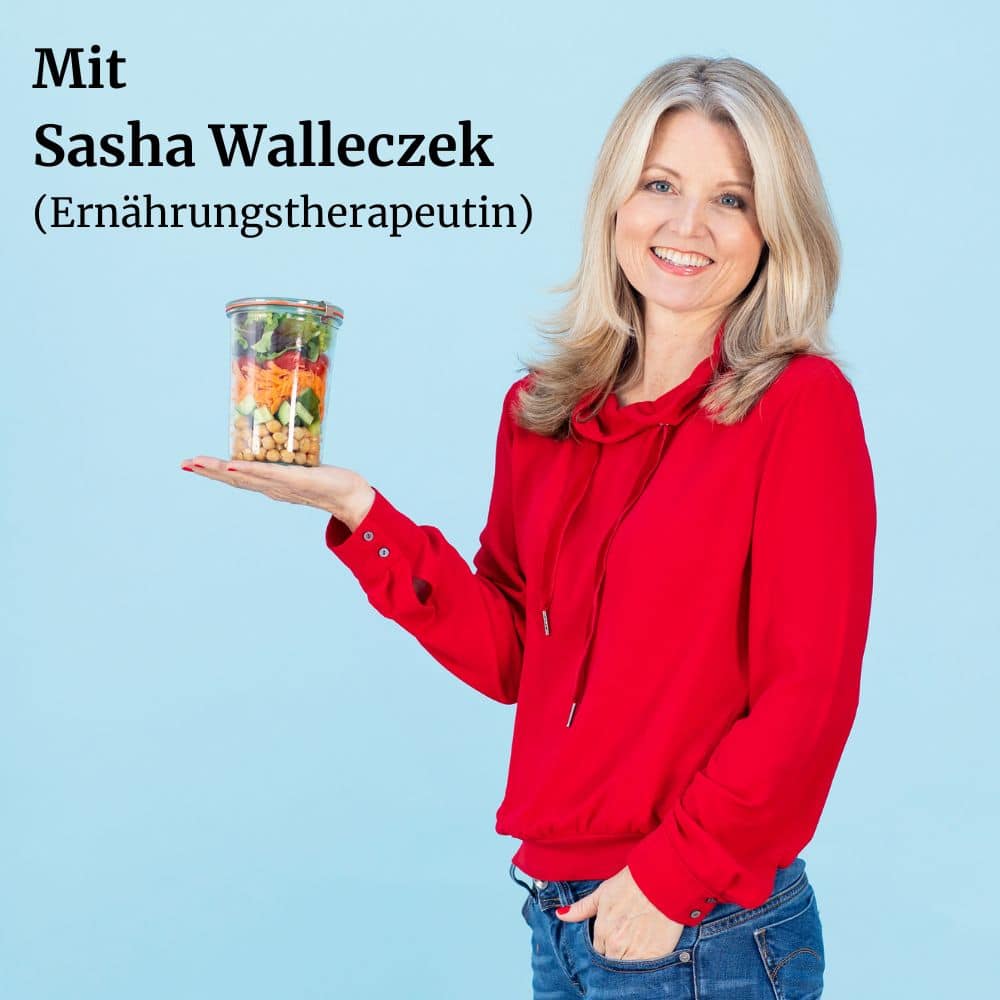 Ernaehrungstherapeutin Sasha Walleczek in einem roten Top haelt ein Glas mit Gemuese