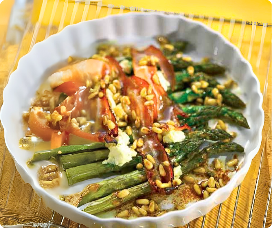 Grüner Spargel mit Speck, Sonnenblumenkernen und Feta in weißer Tarteform auf Gitterblech auf gelbem Tuch