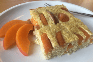 Quinoa-Auflauf mit Marillen auf einem Teller