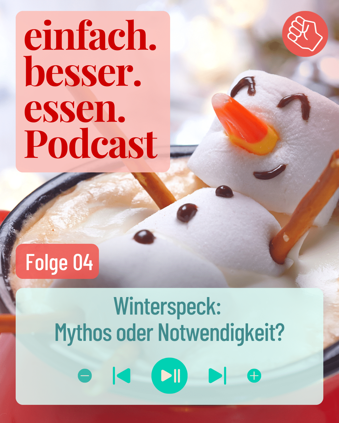 Ein Schneemann aus Marshmallows badet in einer Tasse heißer Schokolade