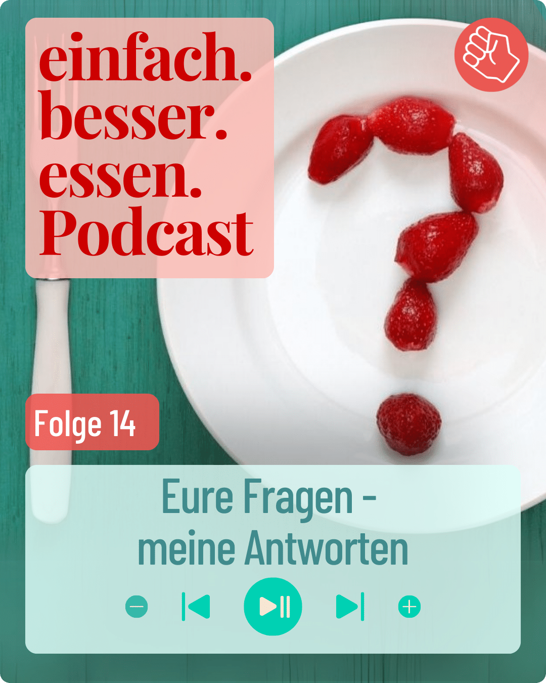 weißer Teller und Gabel liegen auf einem Tisch. Auf dem Teller sind Erdbeeren in der Form einer Erdbeere aufgelegt.