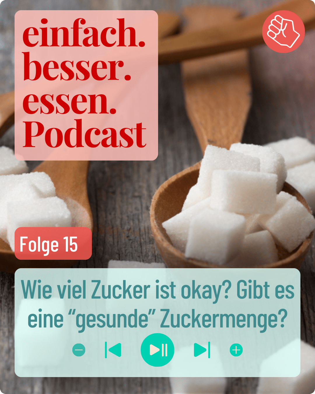 Würfelzucker in Holzlöffeln aufgestapelt. Die Holzlöffel liegen auf einem Tisch.