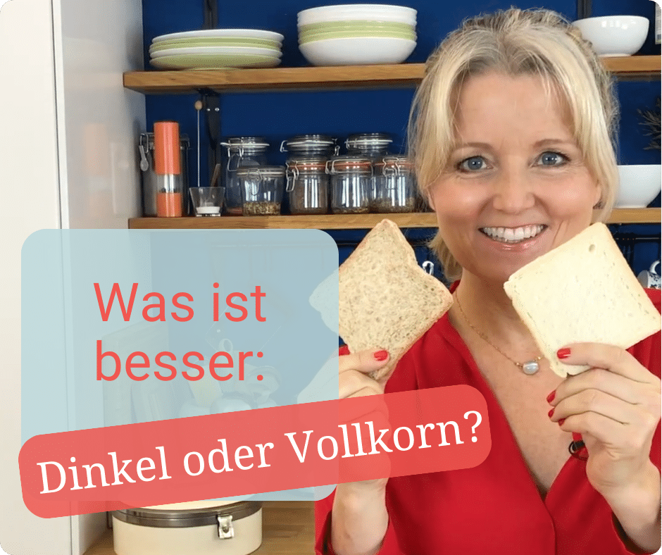 Sasha Walleczek mit zwei Toastbrotscheiben in der Küche