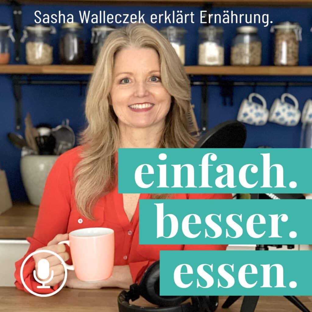 Sasha Walleczek mit einer Tasse Tee vor einem Mikrophon