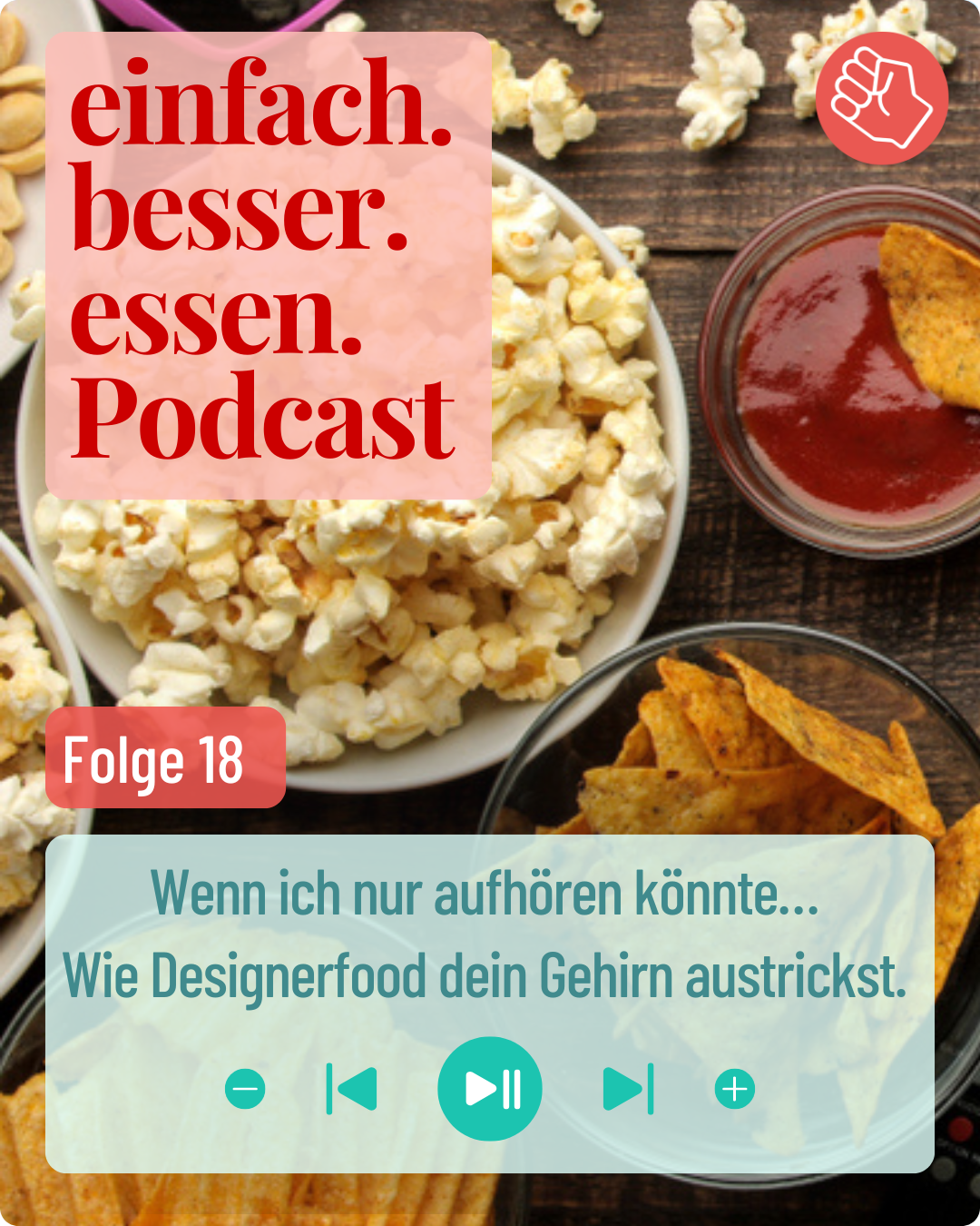 verschiedene verarbeitetet, salzige Snacks, z.B. Nachos, Popcorn, Ketchup, liegen in Schüsseln und stehen auf einem Tisch