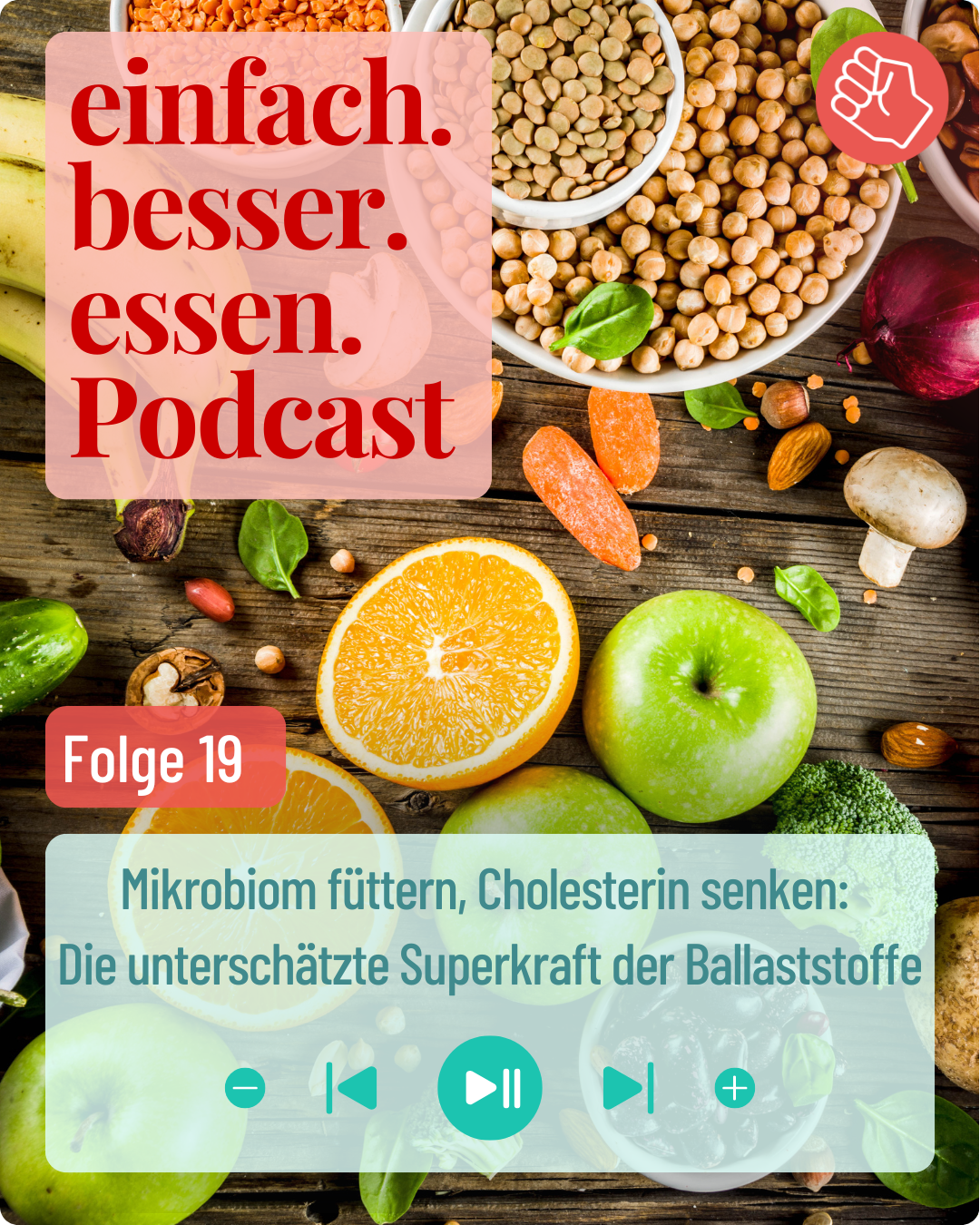 Ballaststoffreiche Lebensmittel, wie Obst, Gemüse, Hülsenfrüchte und Nüsse liegen auf einem Tisch
