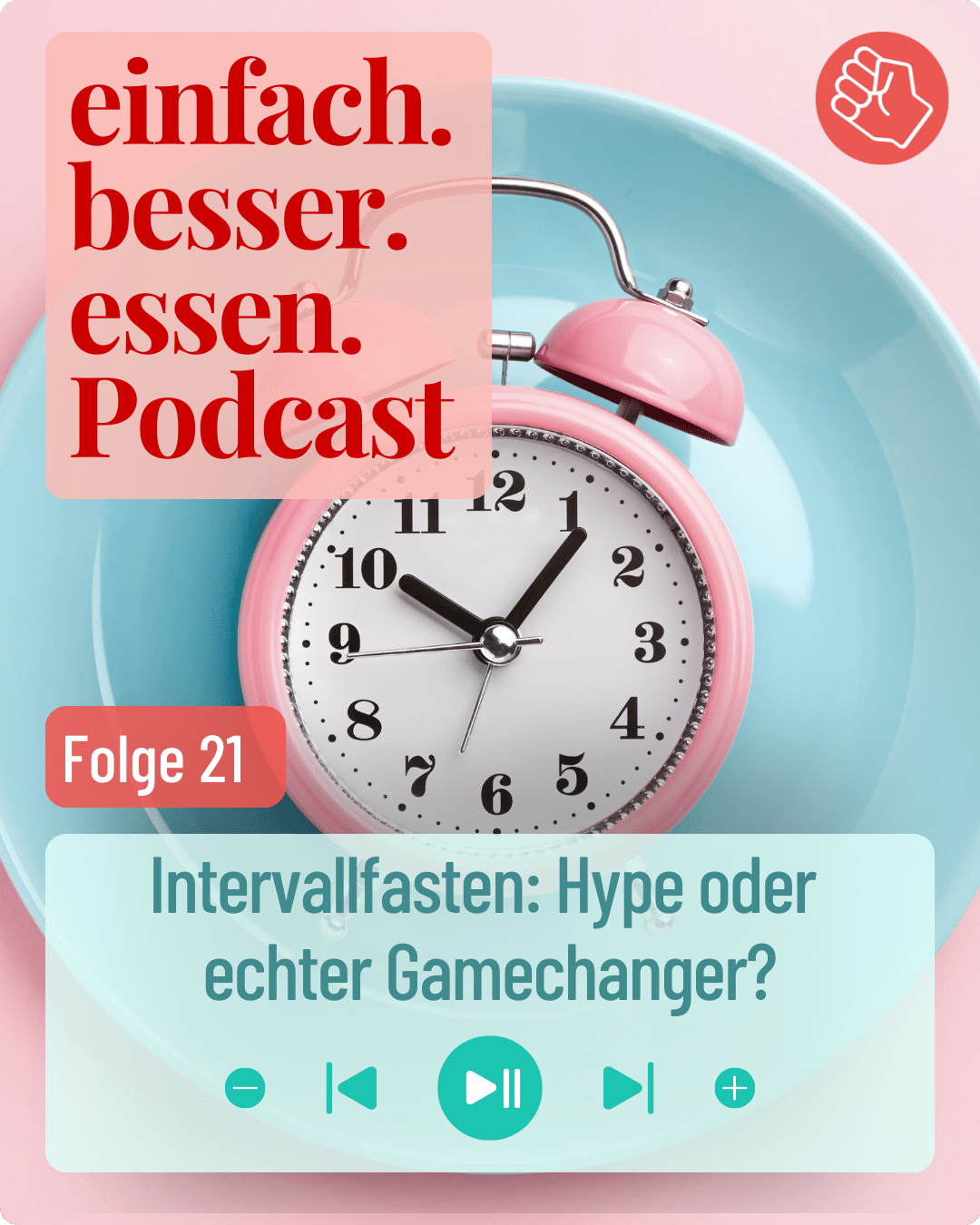 Ein rosa Wecker liegt auf einem blauen Teller.