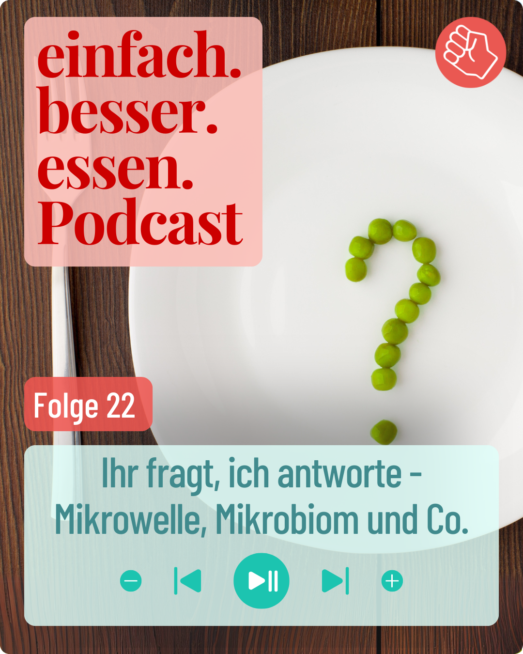 Erbsen liegen in Form eines Fragezeichens auf einem Teller, daneben liegt eine Gabel.