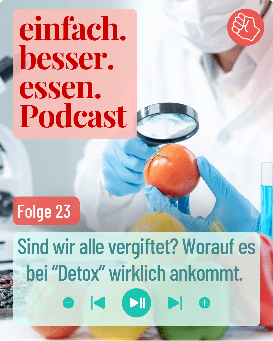 Person steht im Labor und nimmt eine Tomate unter die Lupe. Am Tisch liegt noch anderes Obst und Gemüse.