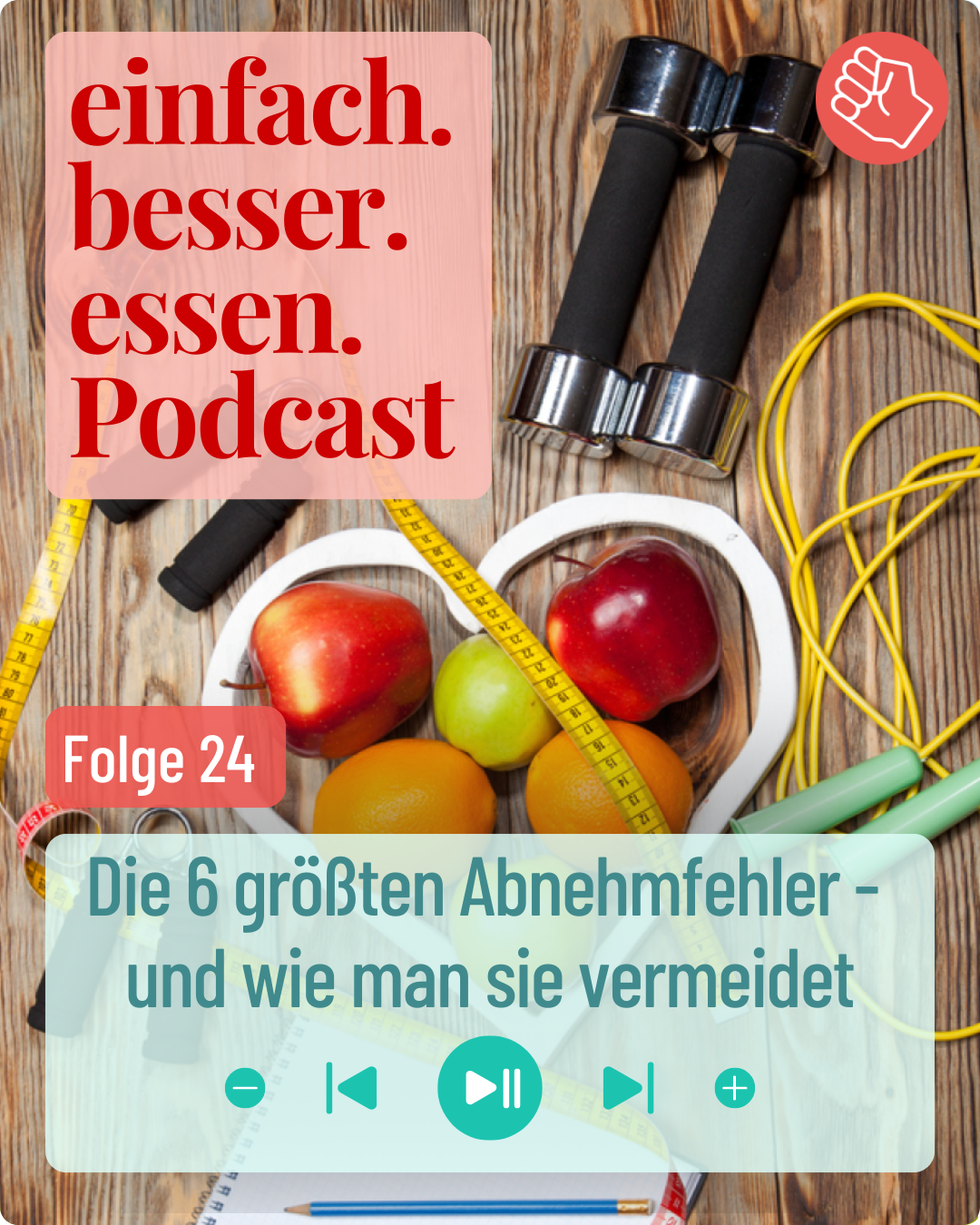Auf einem Holztisch liegen Hanteln, ein Maßband und verschiedenes Obst.