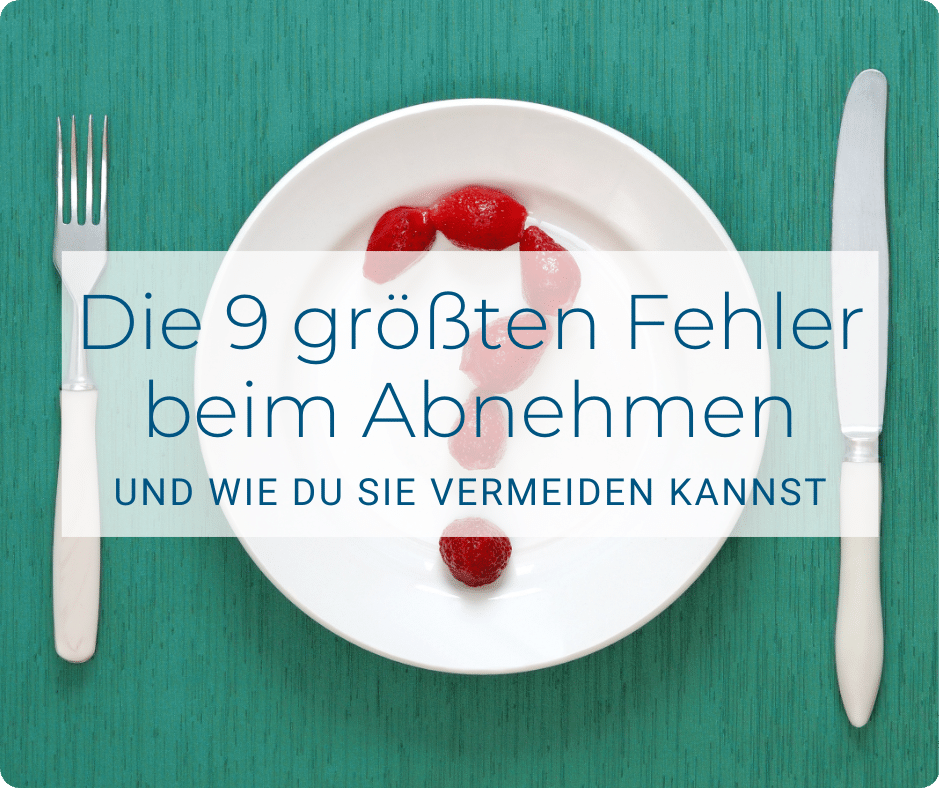 Weißer Teller mit Fragezeichen aus Erdbeeren mit Besteck auf grünem Hintergrund und der Aufschrift Die 9 größten Fehler beim Abnehmen
