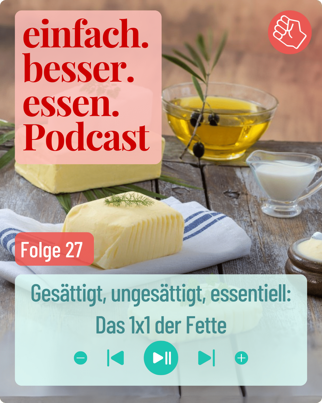 Auf einem Holztisch stehen eine Glasflasche mit Olivenöl und etwas Milch in einem Schälchen, außerdem liegt Butter auf einem Geschirrtuch.