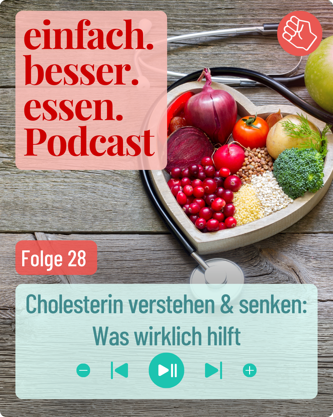 Obst, Gemüse und Hülsenfrüchte liegen in einer herzförmigen Schale. Diese steht auf einem Holztisch und ist von einem Stethoskop umschlungen.