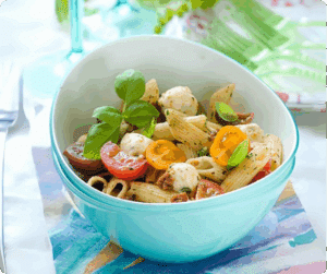 Nudelsalat in einer blauen Schüssel auf einem Tisch