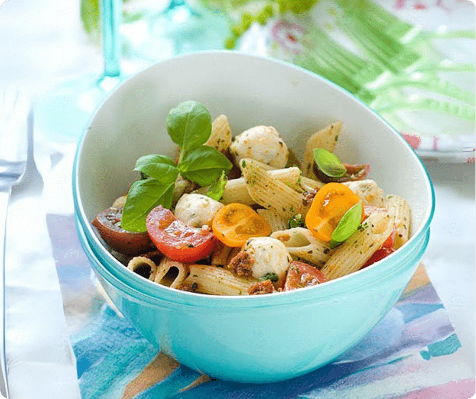 Nudelsalat in einer blauen Schüssel auf einem Tisch