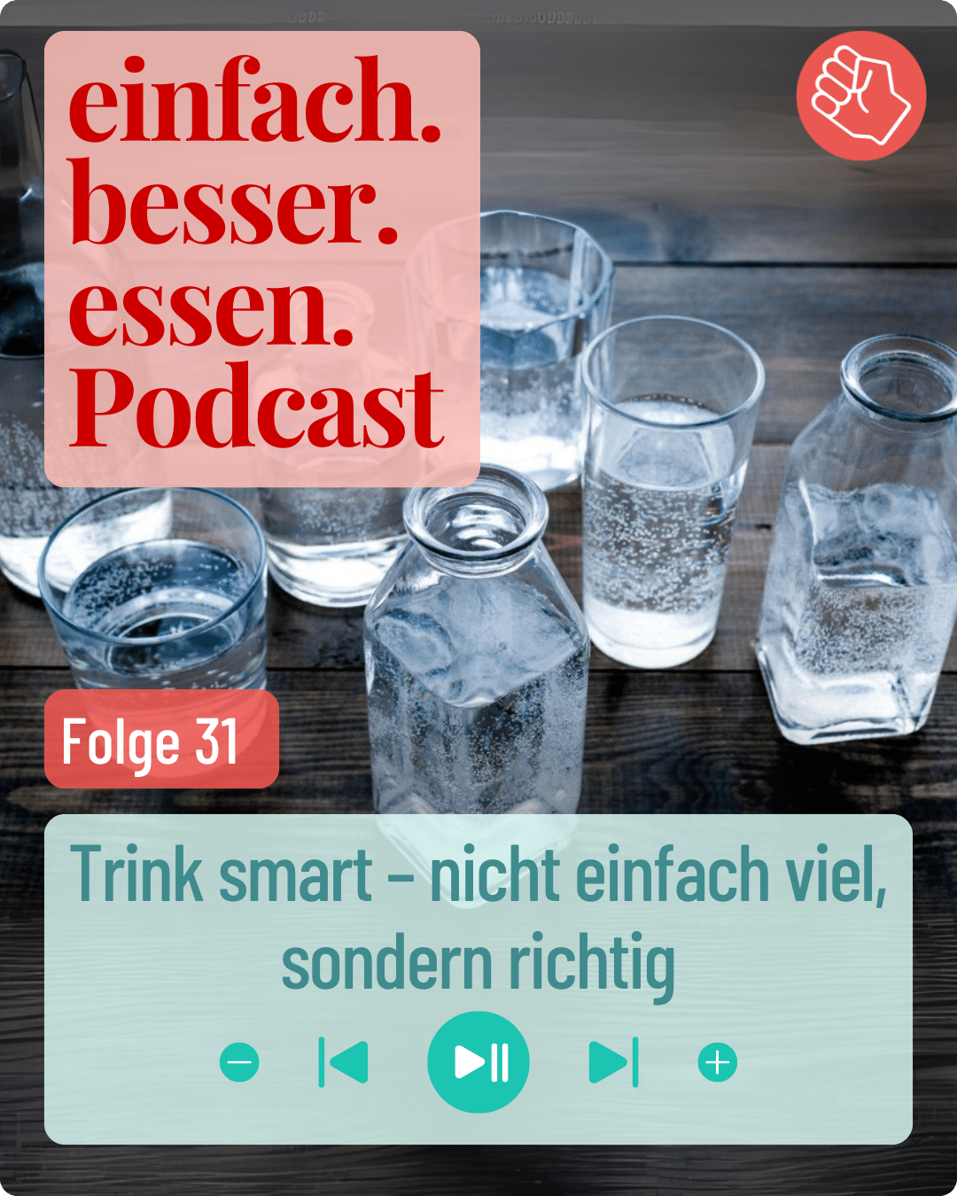 Wasser in Gläsern und einem kleinen Fläschchen stehen auf einem Holztisch.
