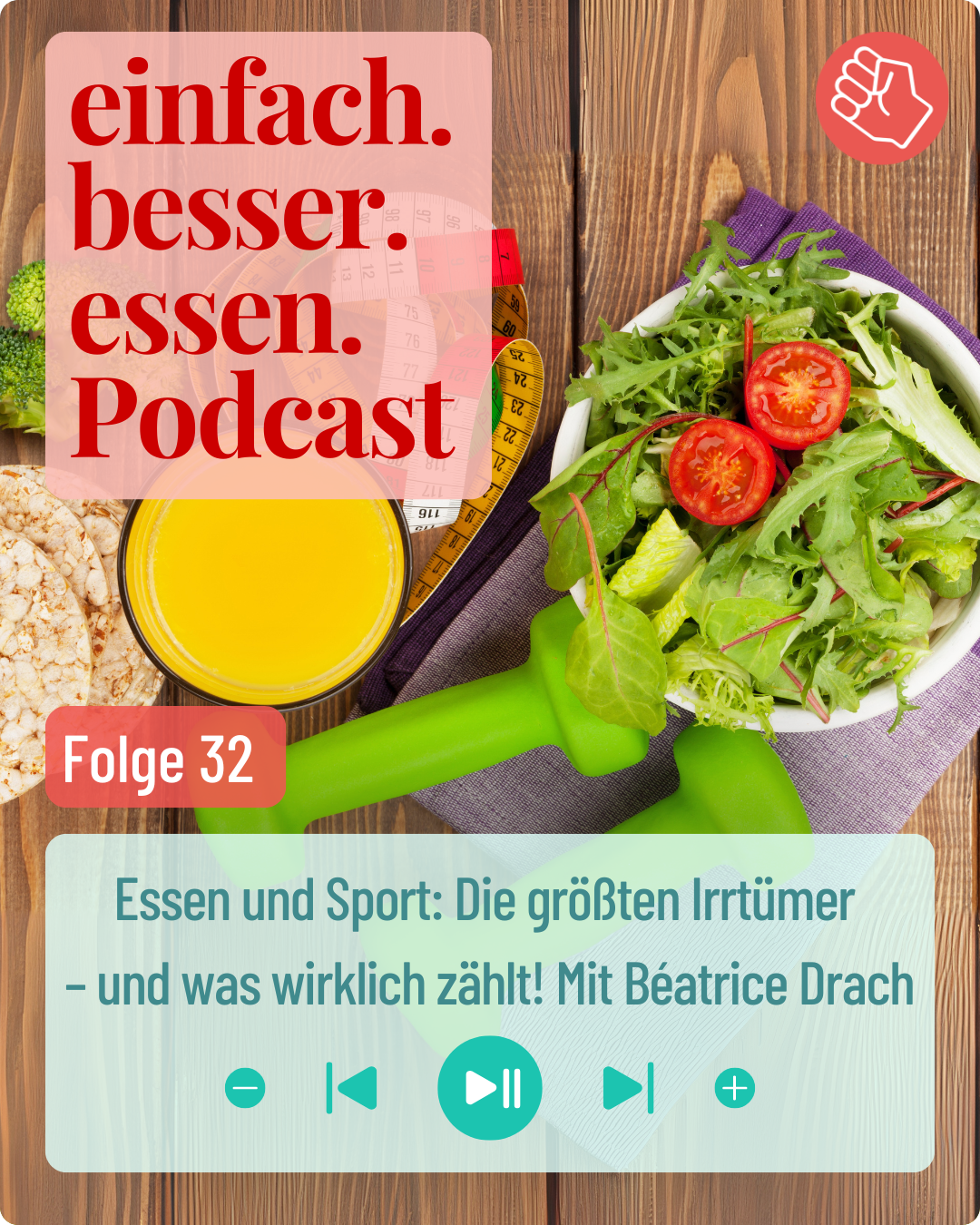 Gemüse in einer Schale, grüne Hanteln, Orangensaft im Glas und Reiswaffeln liegen auf einem Holztisch.