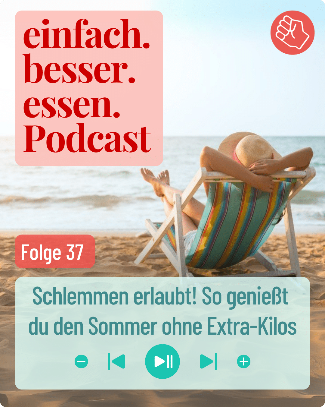 Frau mit Sonnenhut liegt am Strand in einer Liege und lässt sich sonnen