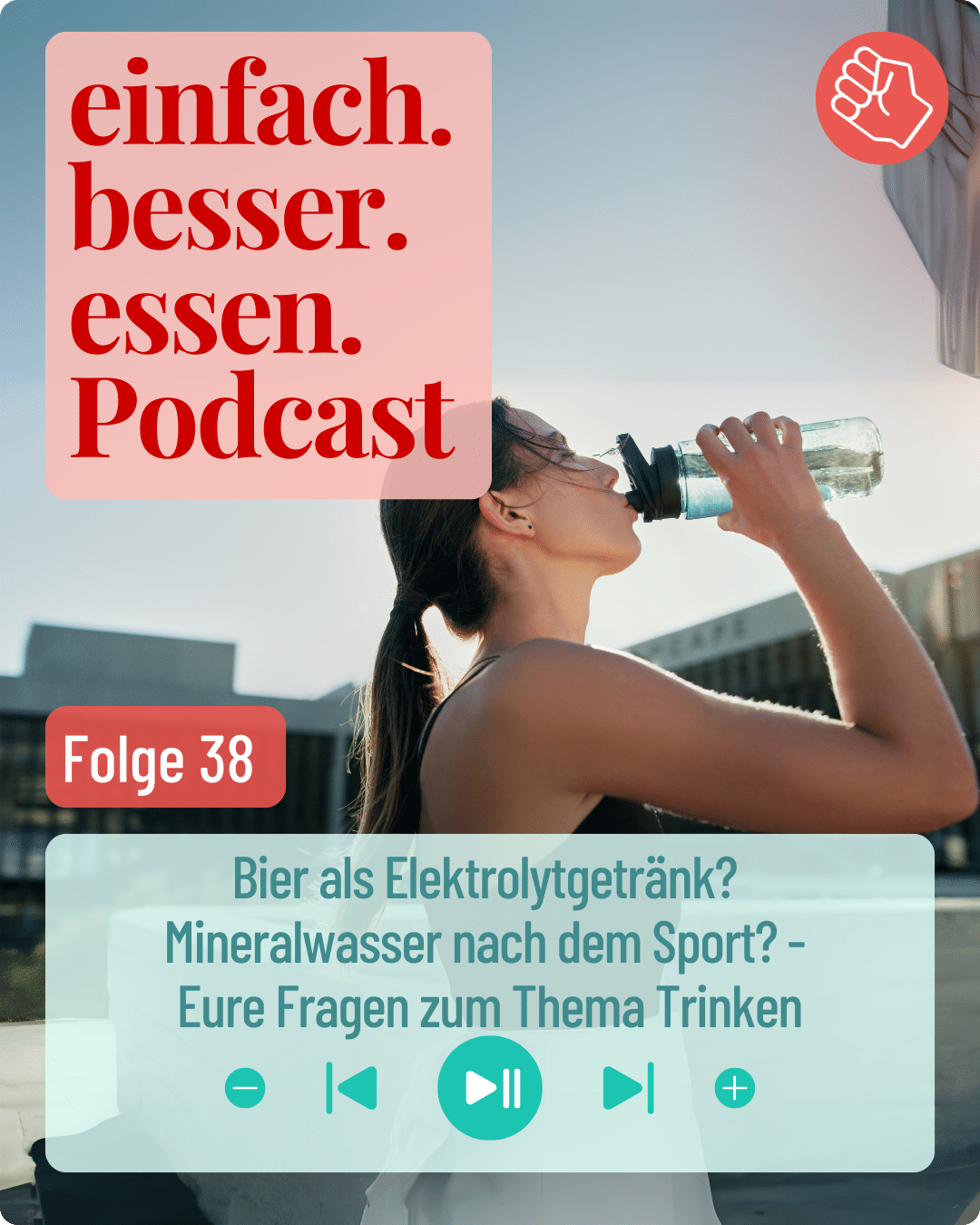 Frau trinkt Wasser aus einer Flasche nach dem Sport.
