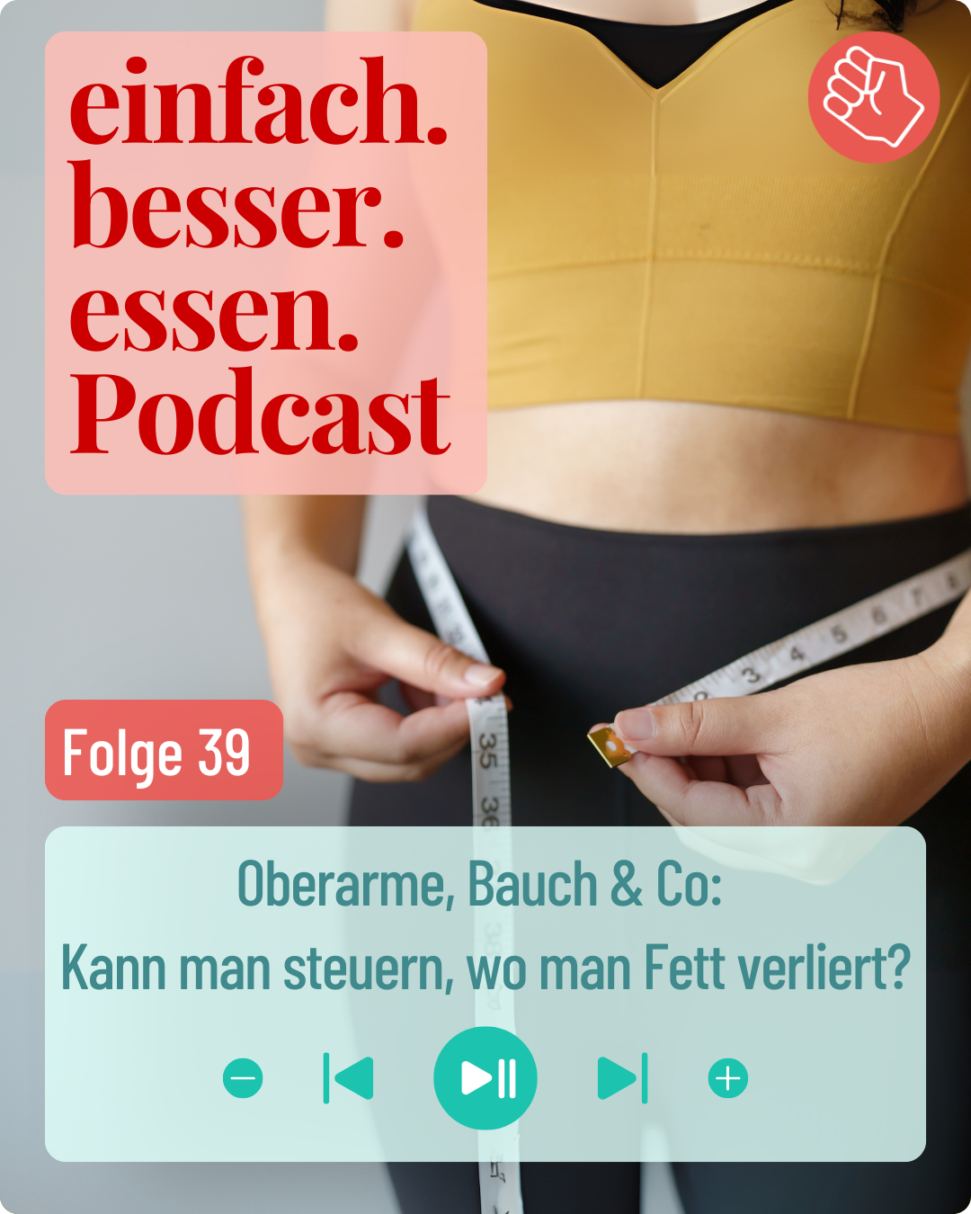 Frau in Sportkleindung misst mit einem Maßband ihren Bauchumfang