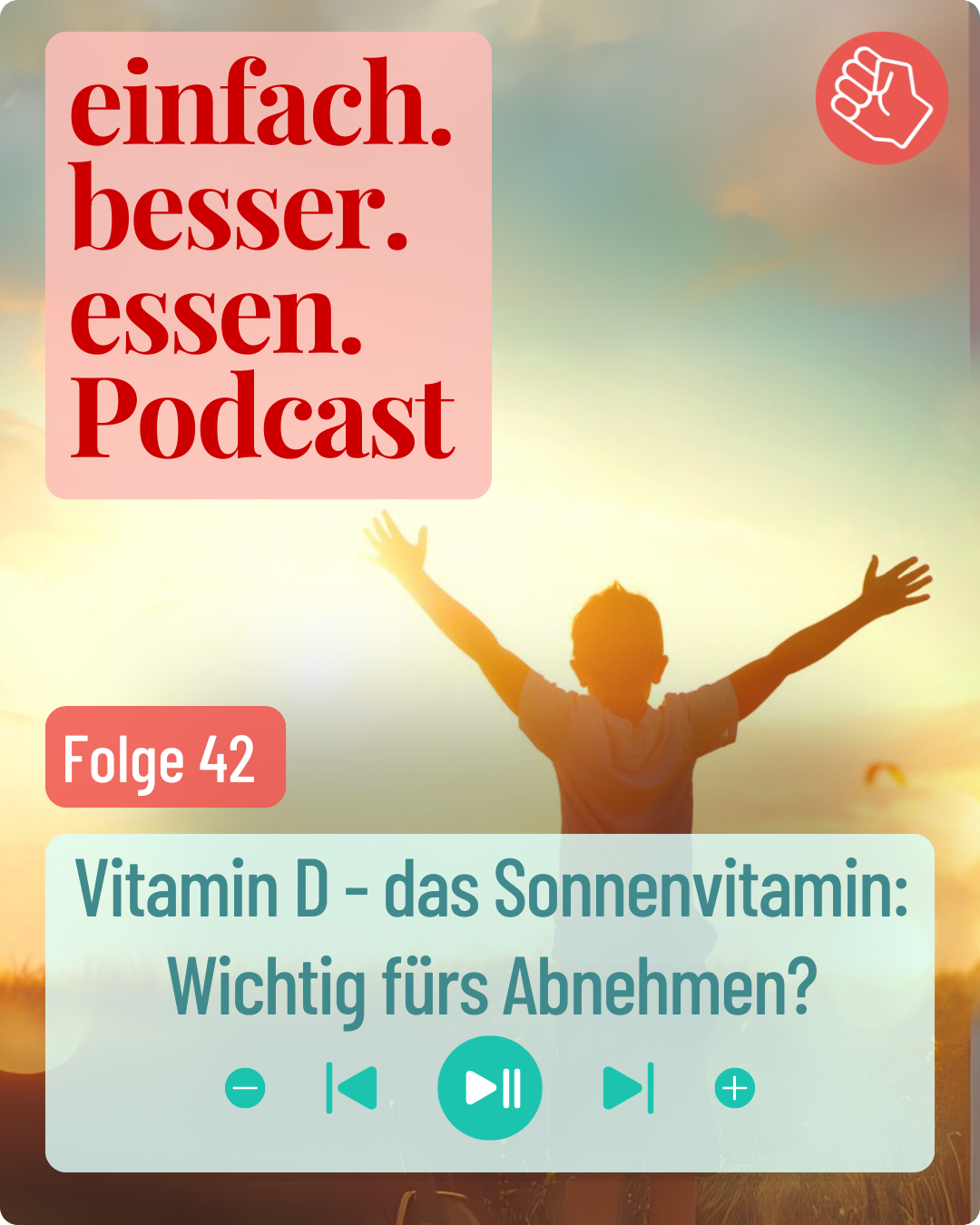 Kind steht mit ausgestreckten Armen am Strand vorm Sonnenuntergang