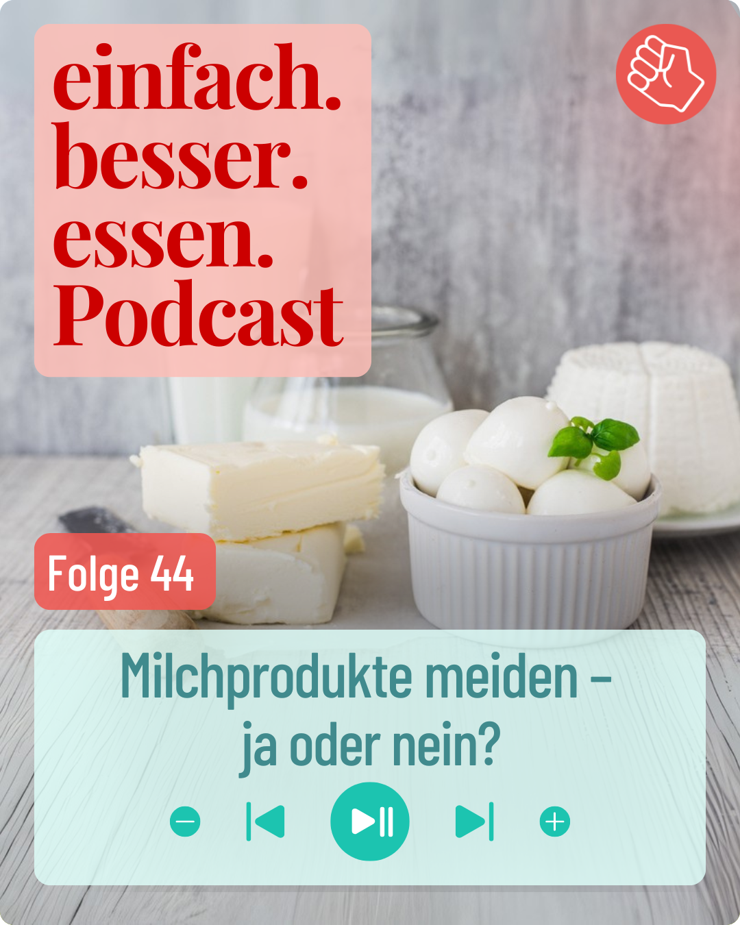 Verschiedene Milchprodukte, wie Mozzarella, Ricotta, Butter und Milch stehen auf einem Holztisch