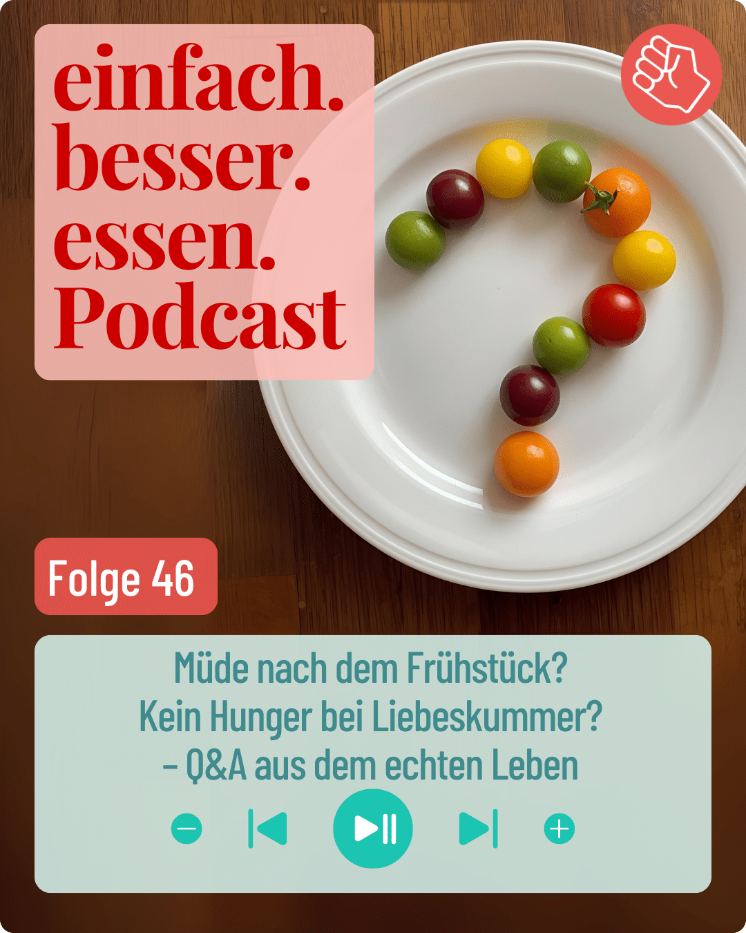 Tomaten sind in Form eines Fragezeichens auf einem Teller aufgelegt, der auf einem Tisch steht.