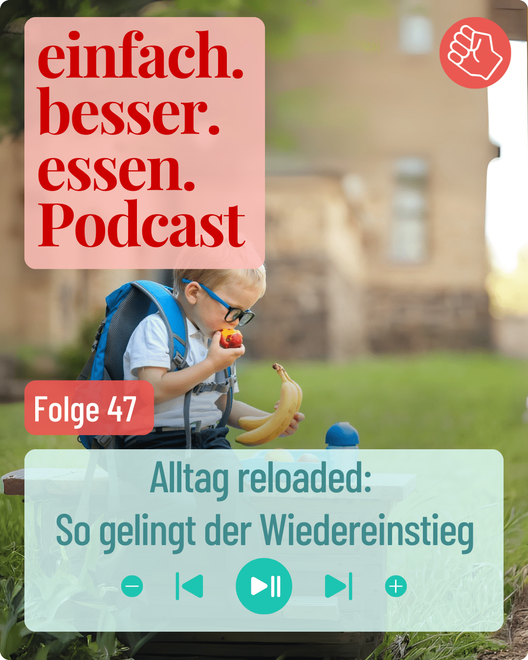 Schulkind sitzt in der Natur auf einer Bank und isst eine Nektarine, dabei hält es eine Banane in der anderen Hand.