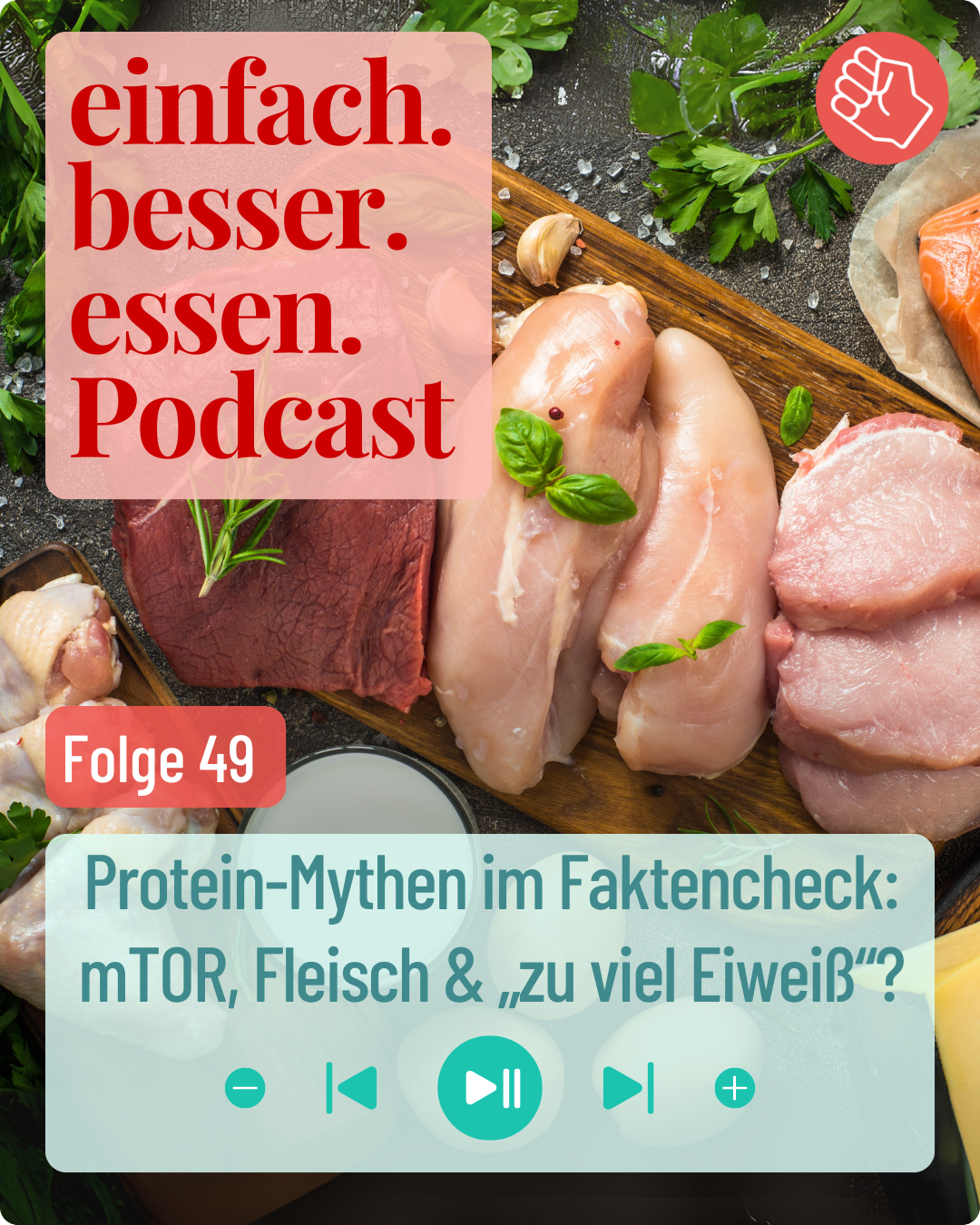 Hühnerfleisch, Schweinefleisch, Eier und Rindfleisch liegen auf einem Holzbrett.