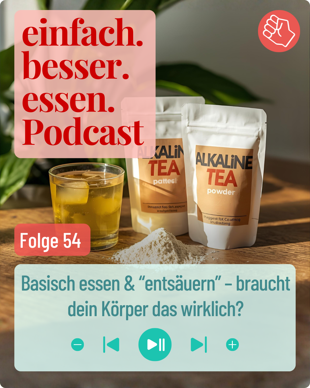 Basentee und Basenpulver stehen auf einem Holztisch