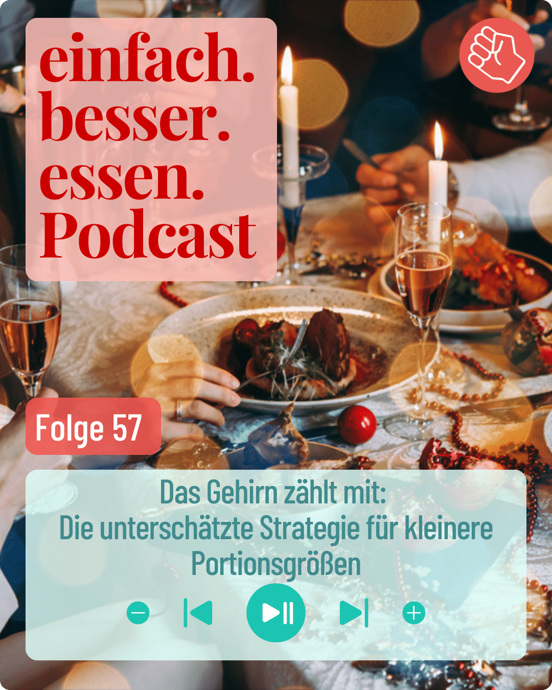 Ein festlich dekorierter Tisch mit Kerzen, Tellern mit Essen und Händen im Bild.