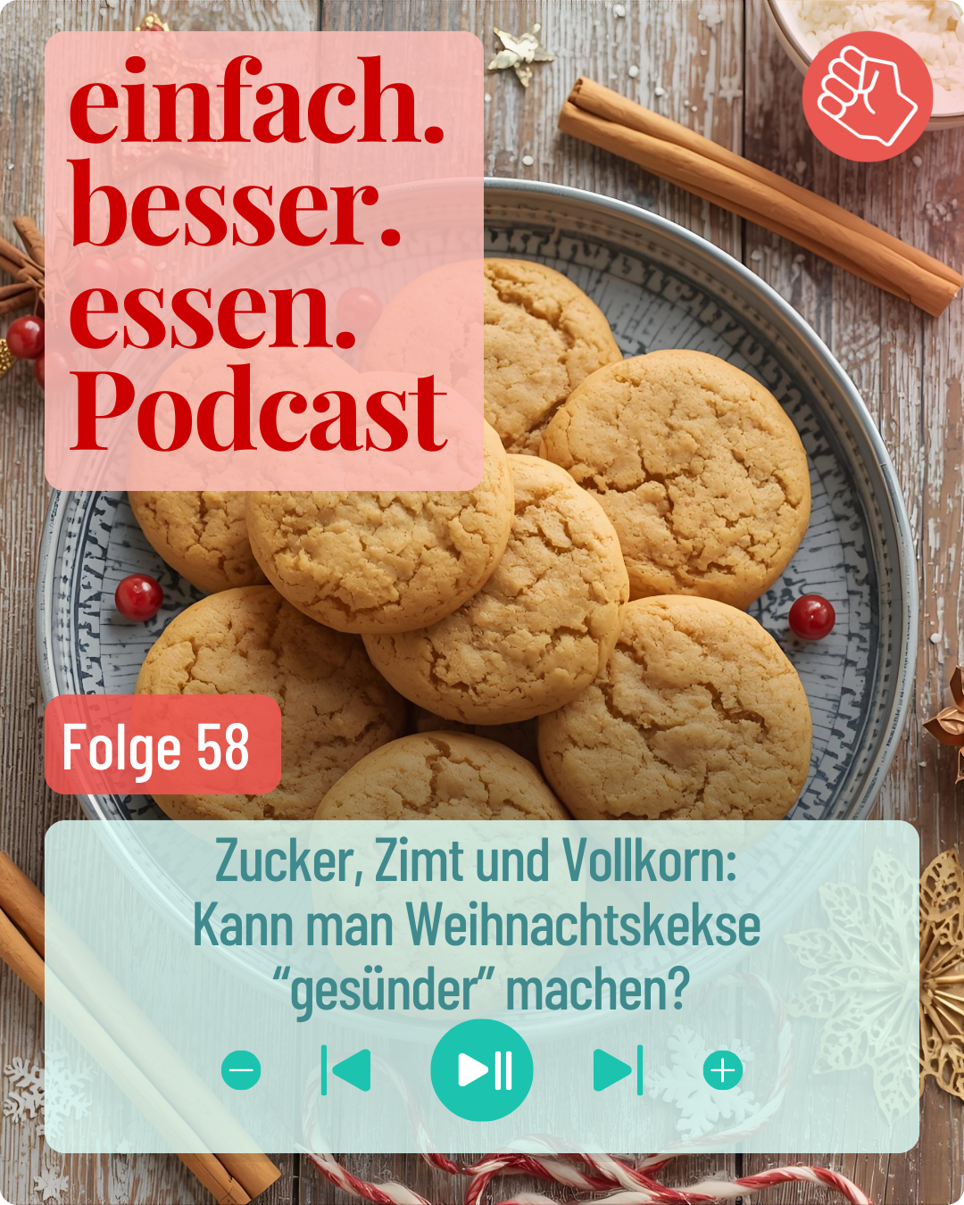 Kekse liegen auf einem blauen Teller, der auf einem Holztisch steht, umringt von Zimtstangen