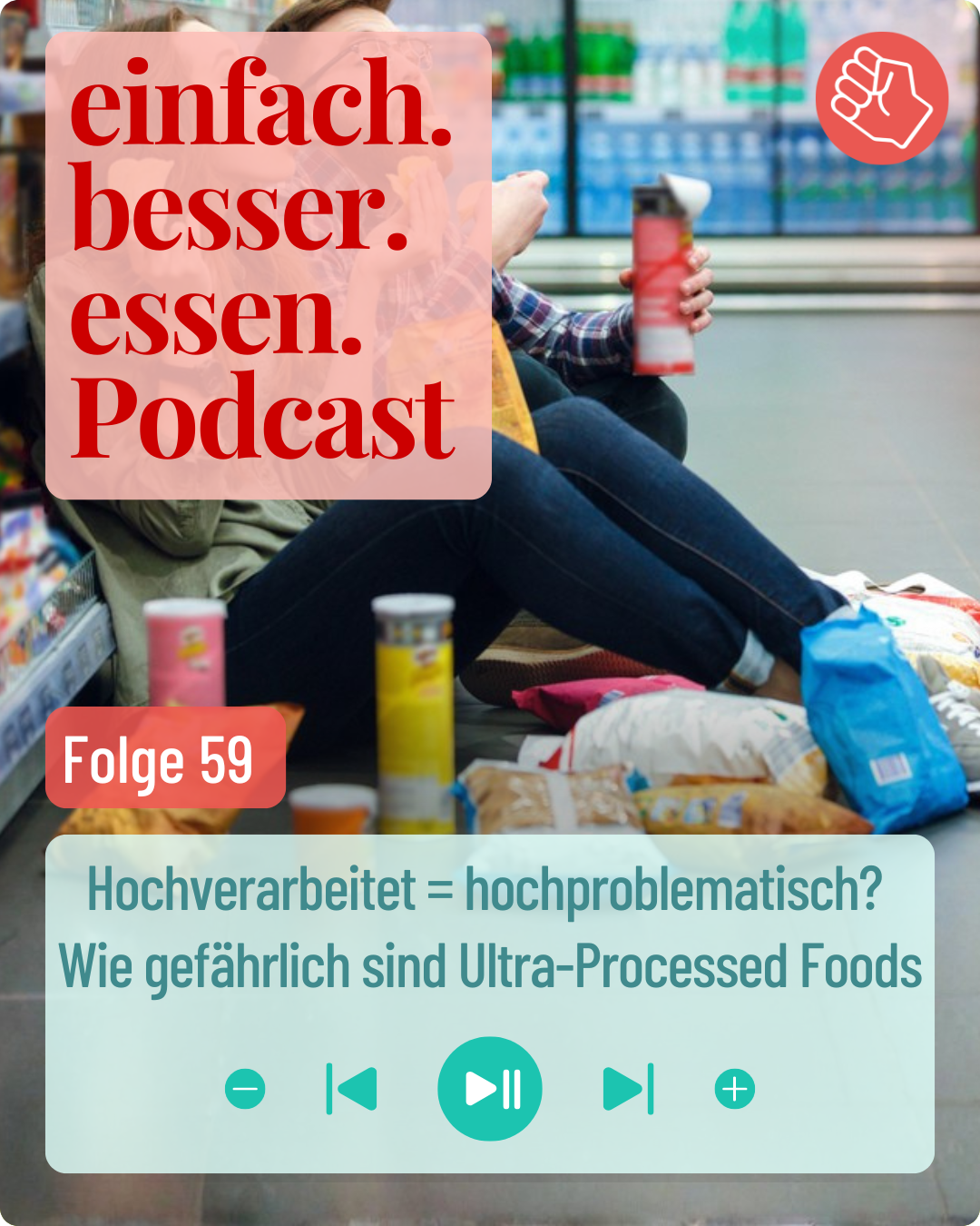 Zwei Personen sitzen am Fußboden eines Supermarkts vor einem Tiefkühlregal und essen aus Chipspackungen.