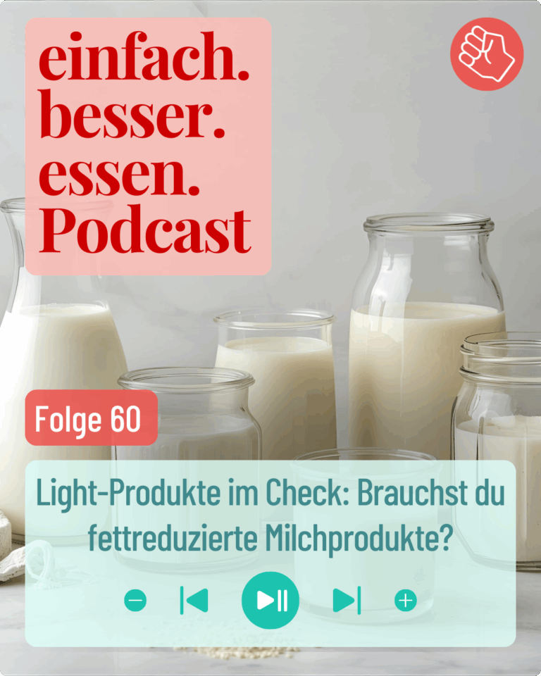 Milchprodukte in Glasbehältern abgefüllt, stehen auf einem Tisch