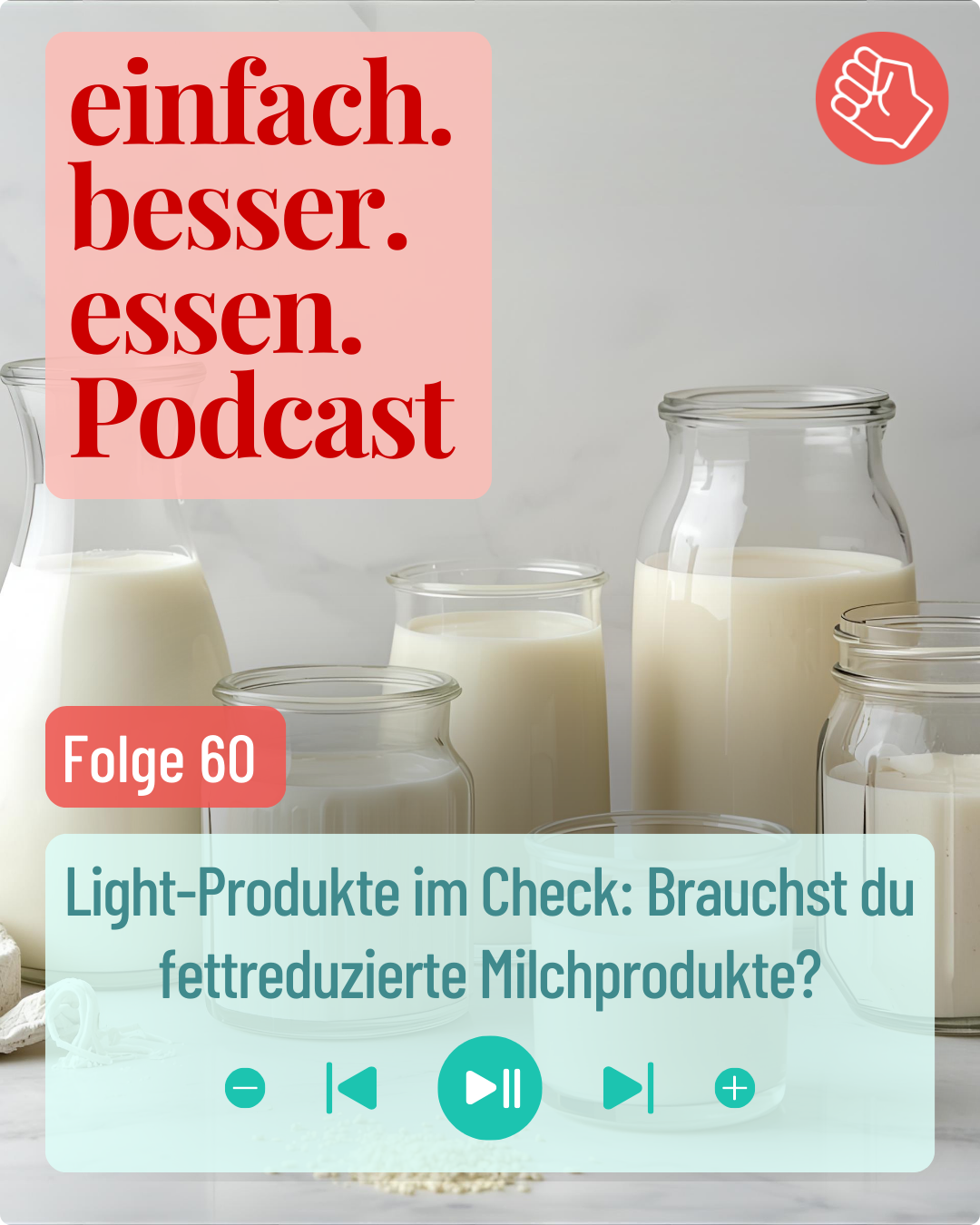 Milchprodukte in Glasbehältern abgefüllt, stehen auf einem Tisch