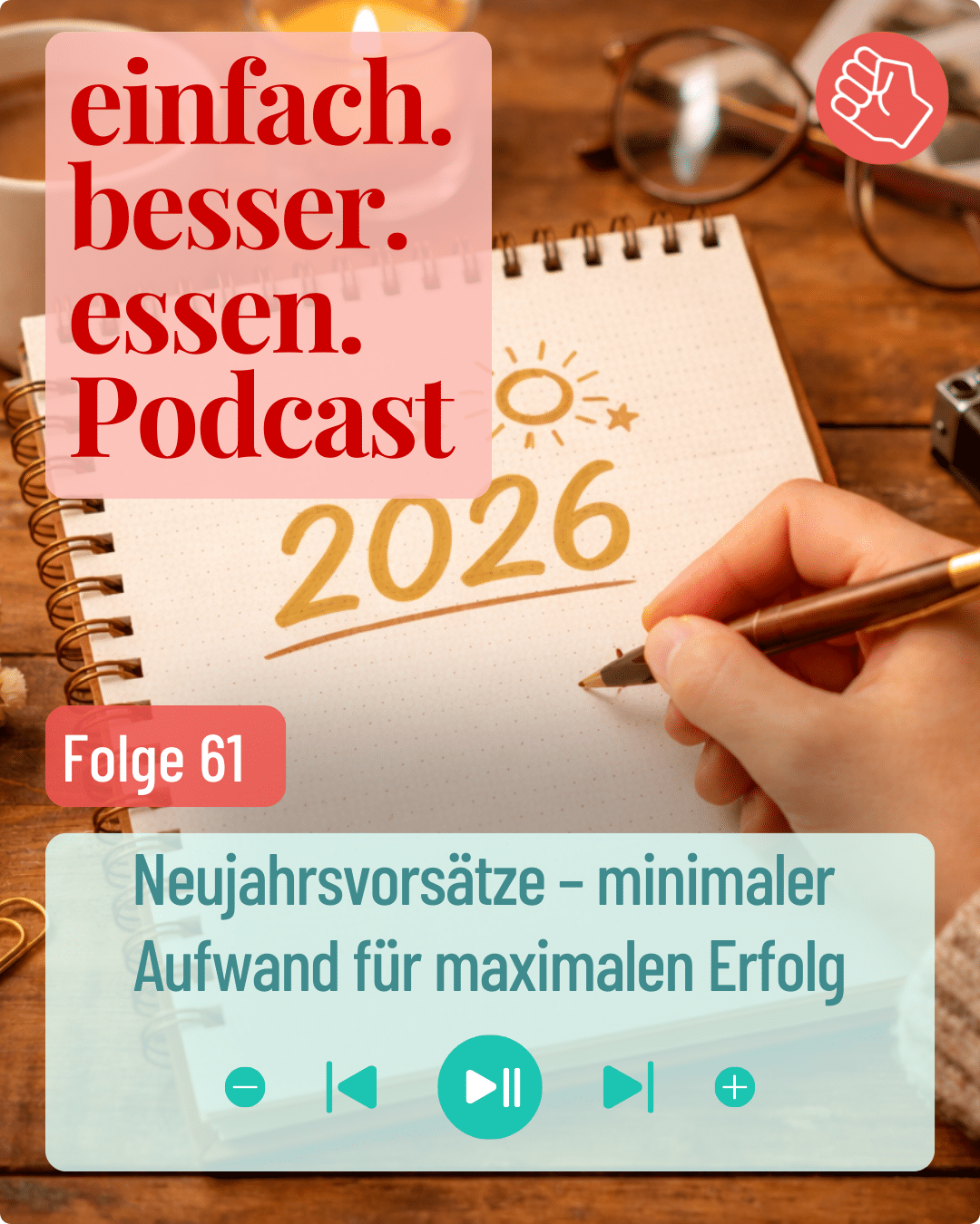 Die Hand einer Person, die auf einem Block mit der Jahreszahl "2026" etwas aufschreibt.