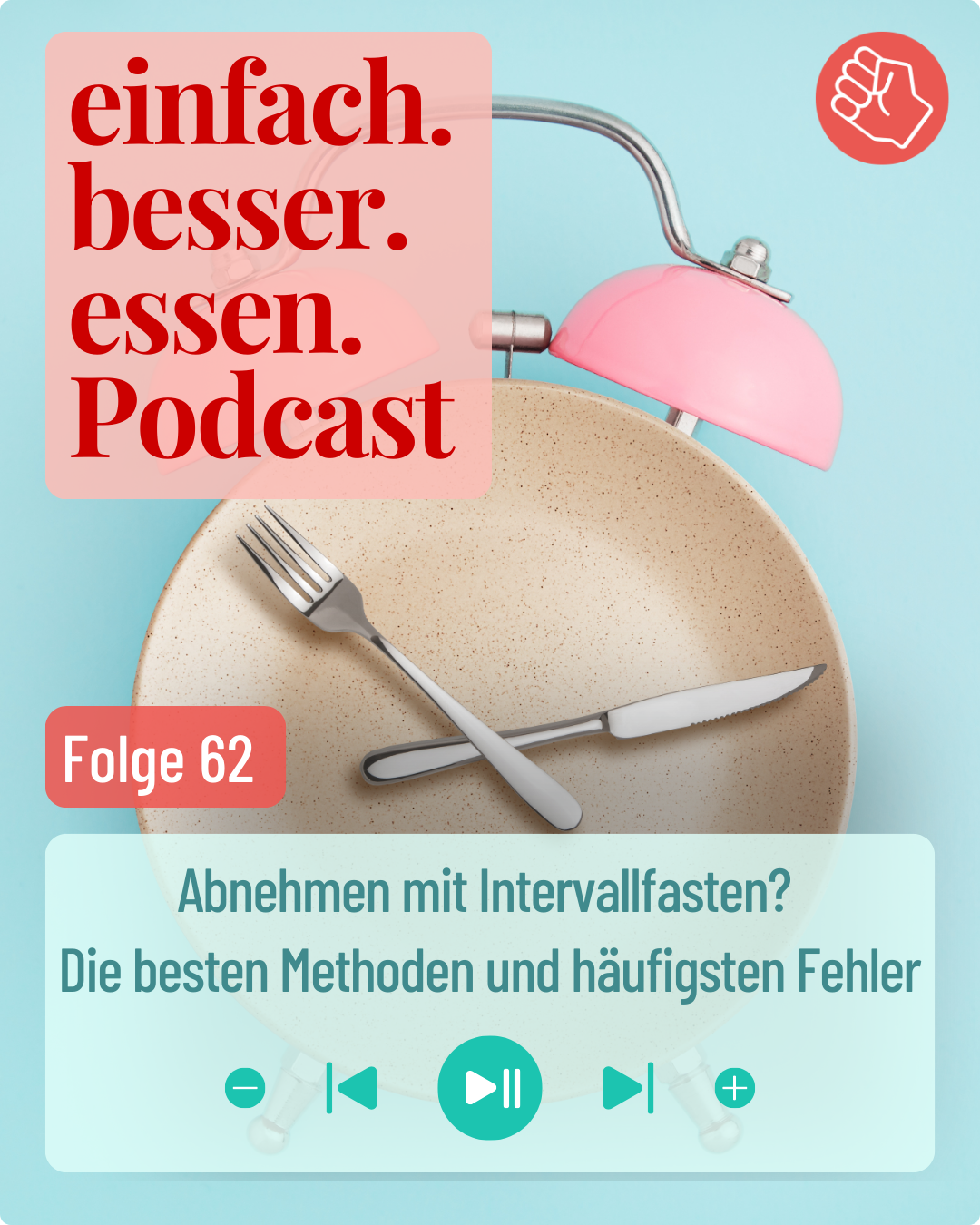 Rosa Wecker mit Besteck als Uhrenzeiger steht vor einem hellblauen Hintergrund