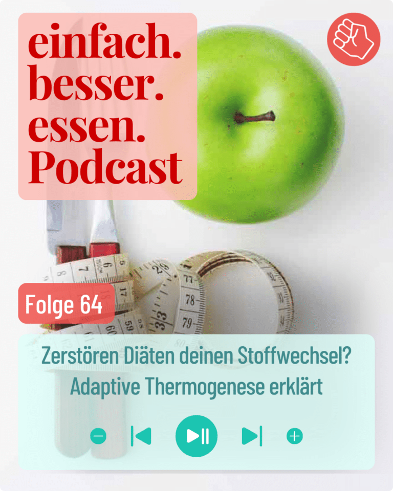 Ein grüner Apfel, Holzbesteck und ein Maßband liegen auf einem Tisch