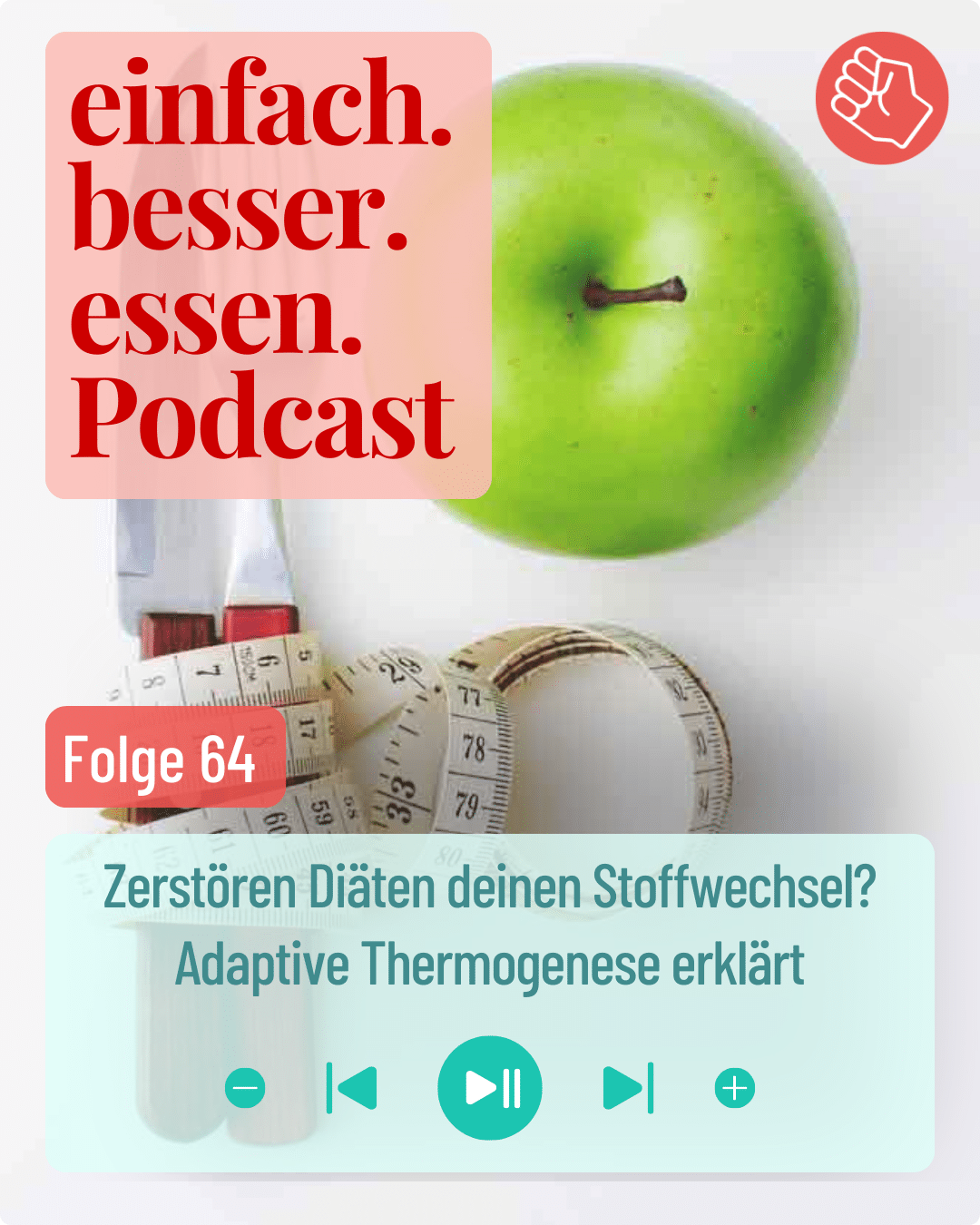 Ein grüner Apfel, Holzbesteck und ein Maßband liegen auf einem Tisch