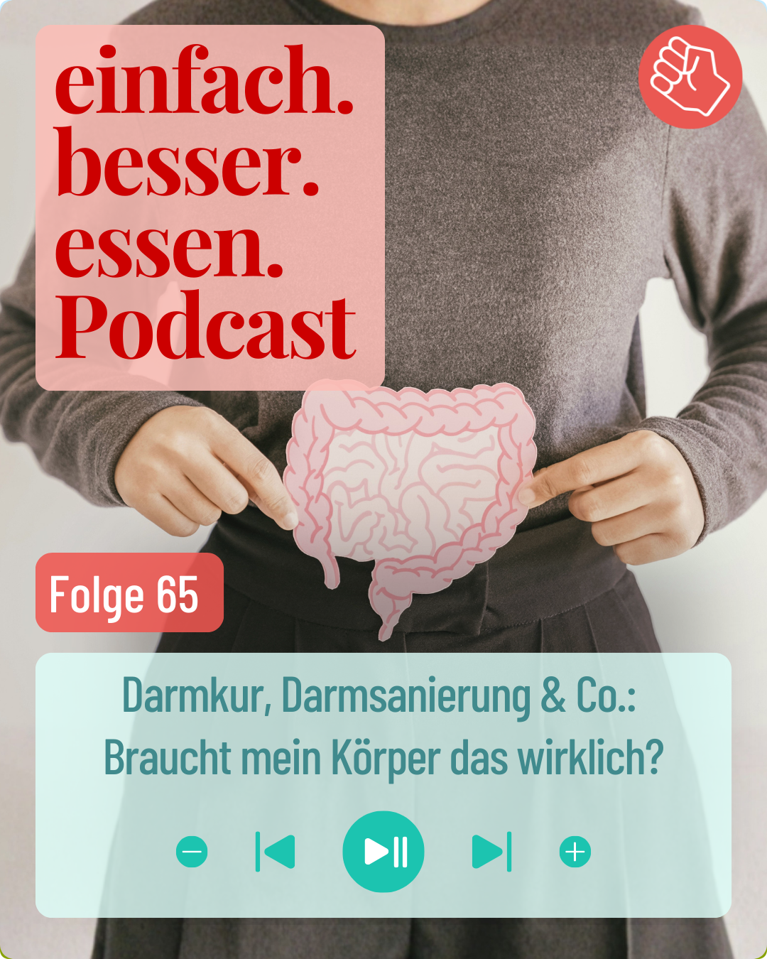 Frau hält sich eine ausgedruckte Grafik eines Darm vor den Unterbauch.