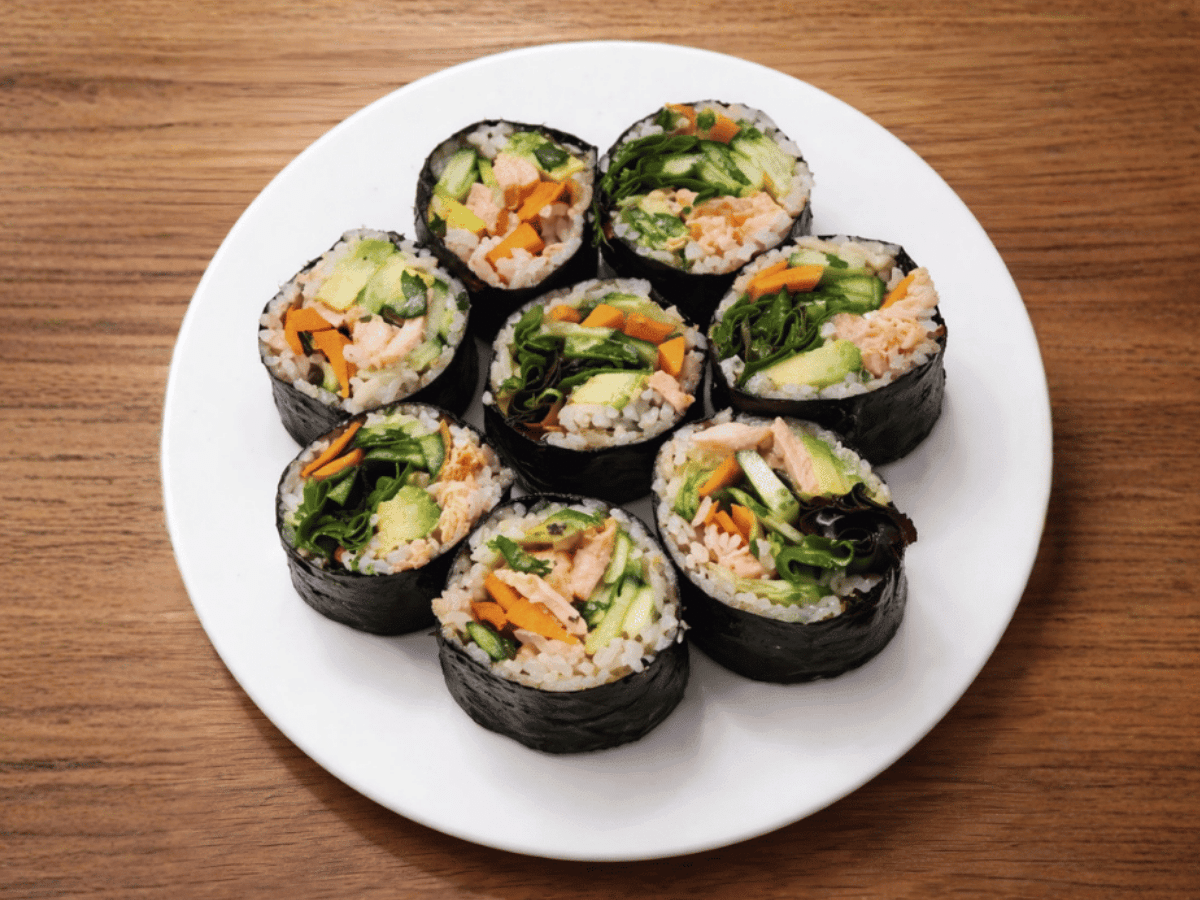 Sushi-Rollen mit gedämpftem Lachs
