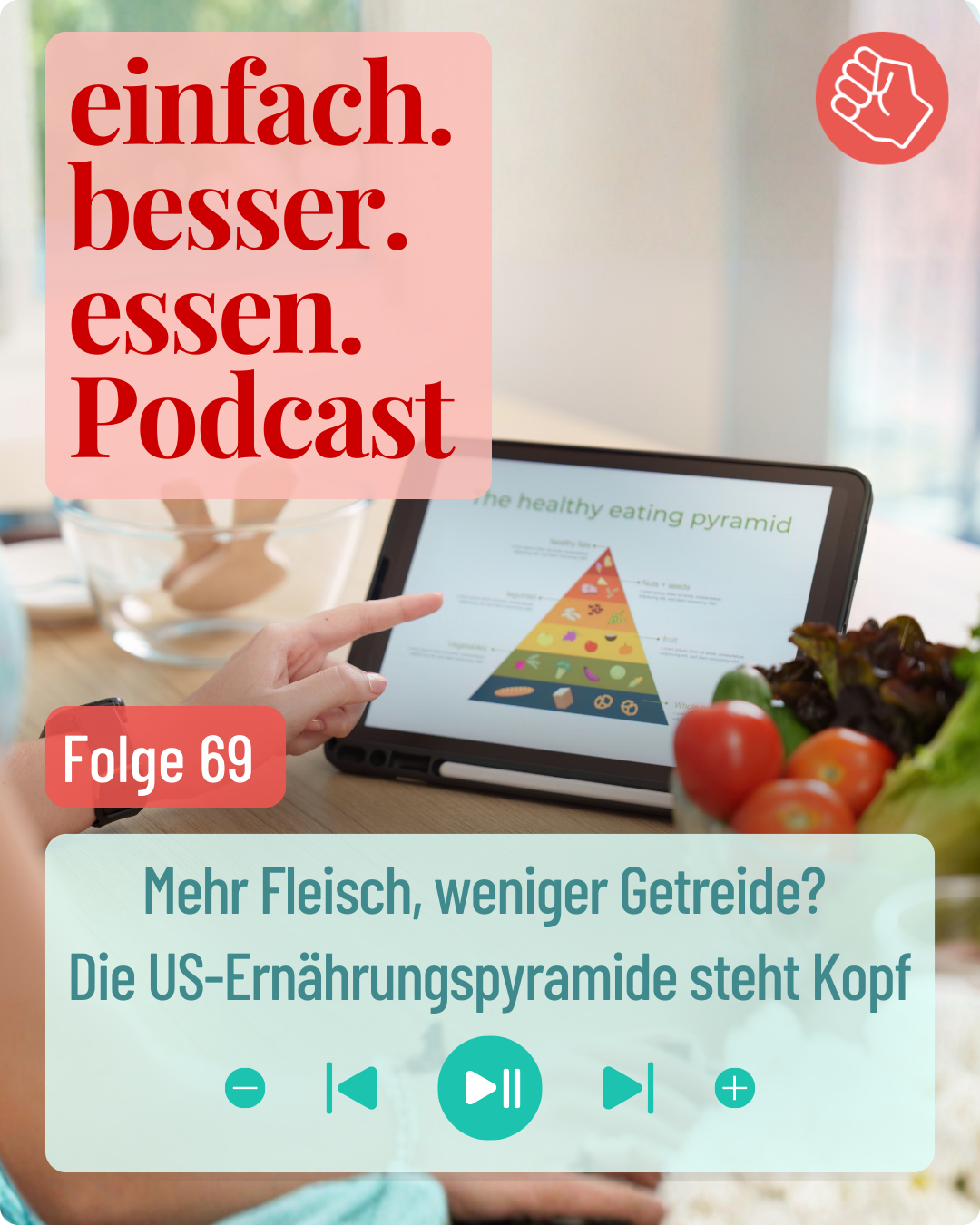 Person zeigt mit dem Finger auf die Ernährungspyramide, die auf einem Tablet abgebildet ist
