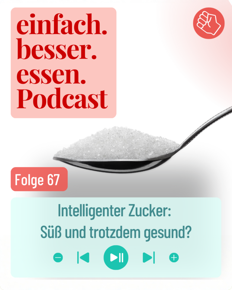 Kristallzucker auf einem Löffel vor einem weißen Hintergrund