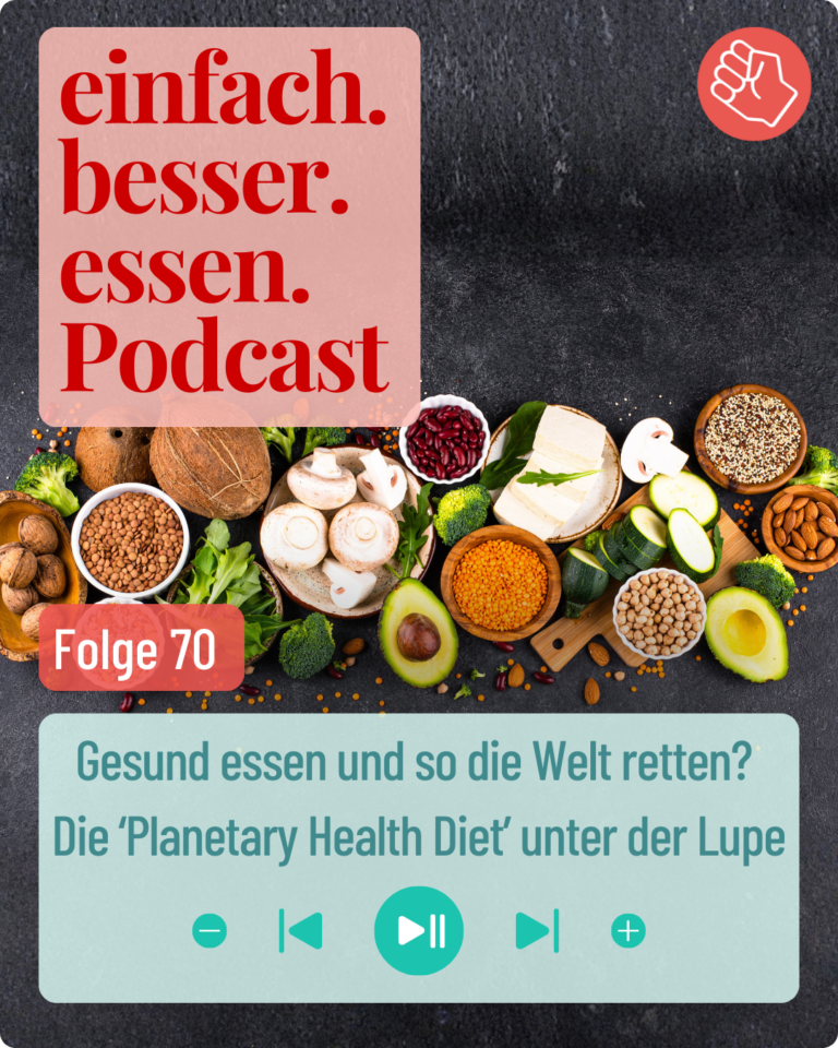 Pflanzliche Lebensmittel wie Avocados, Linsen, Gemüse usw. liegen in einer Reihe quer über einen dunklen Untergrund aufgebreitet.