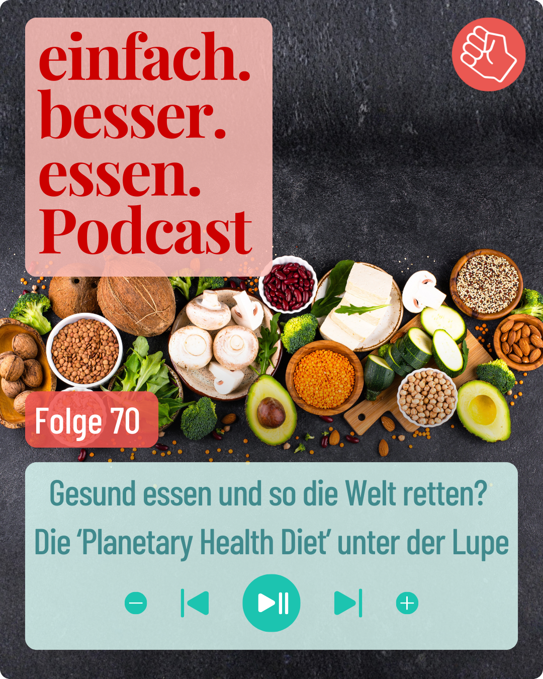 Pflanzliche Lebensmittel wie Avocados, Linsen, Gemüse usw. liegen in einer Reihe quer über einen dunklen Untergrund aufgebreitet.