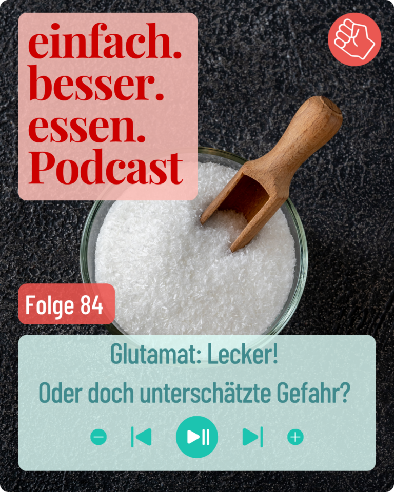 Titelbild zum Thema Geschmacksverstärker zeigt eine Schale mit MSG-Pulver, welche auf einem Tisch steht steht auf einem Tisch.