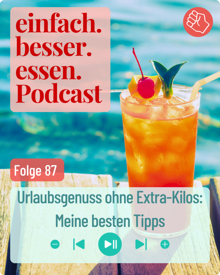 Ein Cocktail steht auf einem Holzuntergrund. Im Hintergrund ist das Meer zu sehen.